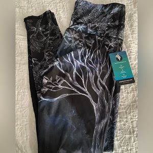 YOGA DEMOCRACY NWT Size LG leggings